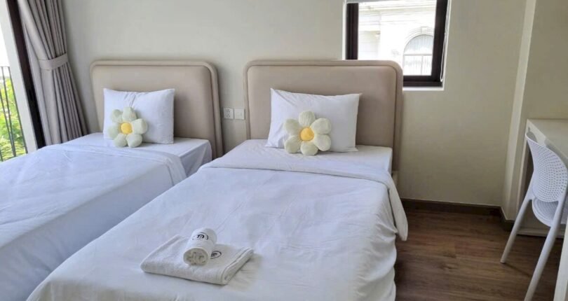 phong doi 810x430 - Giá mua bán tòa nhà khách sạn Royal Vista Khu Hưng Gia 1 Quận 7 T7/2024