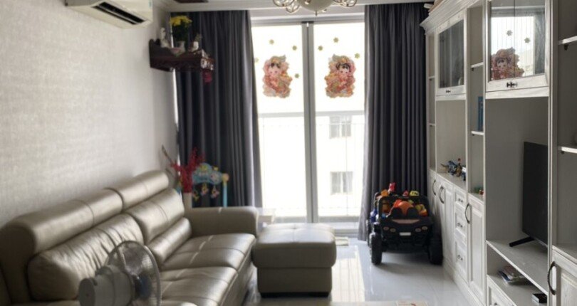 phong khach can ho ban 17 810x430 - Bán căn hộ chung cư Scenic Valley 1, diện tích 101m2, giá 6.8 tỷ + 01 ô đậu xe, nội thất gỗ tự nhiên,