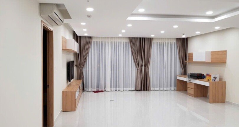 phong khach can ho ban 37 810x430 - Bán căn hộ chung cư Scenic Velley 1, diện tích 133m, giá 9,4 tỷ, nội thất căn hộ đầy đủ, xem nhà dễ.