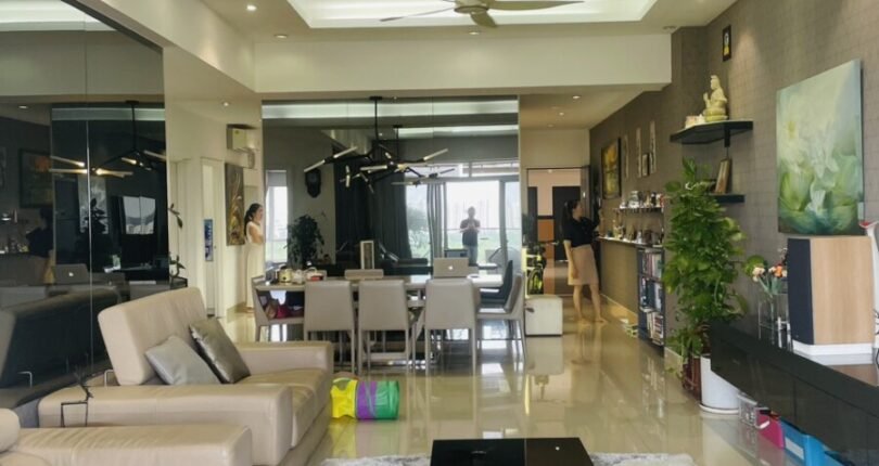 phong khach rong rai day du trang bi noi that 810x430 - Giảm giá bán gấp căn hộ Riverside Residence block C view sông 147m2 giá còn 9.9 tỷ