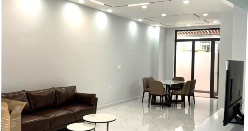 phong khach tang tret 810x430 - Giá cho thuê nhà Biệt thự nguyên căn mặt Đường số 21 Khu dân cư Lavila Nhà Bè T8/2024