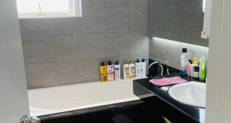 toilet bon tam nam phong ngu lon 810x430 - Giảm giá bán gấp căn hộ Riverside Residence block C view sông 147m2 giá còn 9.9 tỷ