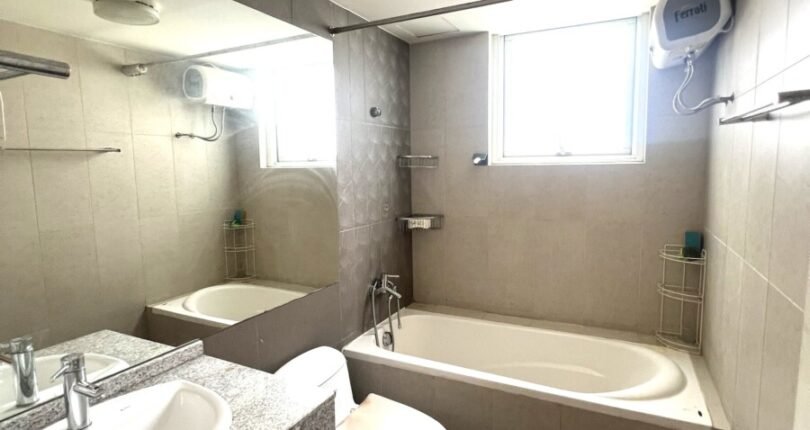 toilet co bon tam nam 810x430 - Giá mua bán căn hộ 3 phòng ngủ Block B Chung cư Riverpark Residence Quận 7 T7/2024
