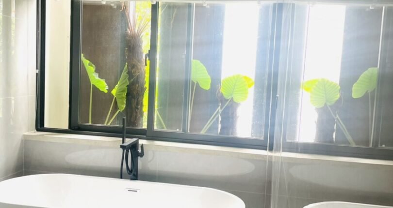 toilet sang trong 810x430 - Giá mua bán nhà Biệt thự nguyên căn số 18 khu Hưng Thái 1 Quận 7 T7/2024