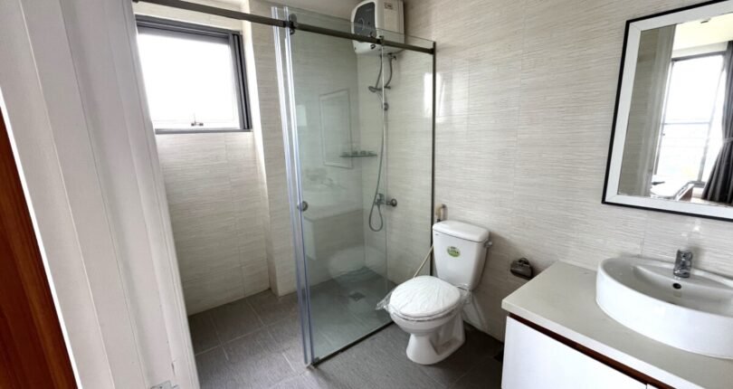toilet trong can ho ban 1 810x430 - Giá mua bán căn hộ 2pn số 05 Block A Chung cư Green Valley Q7 T7/2024