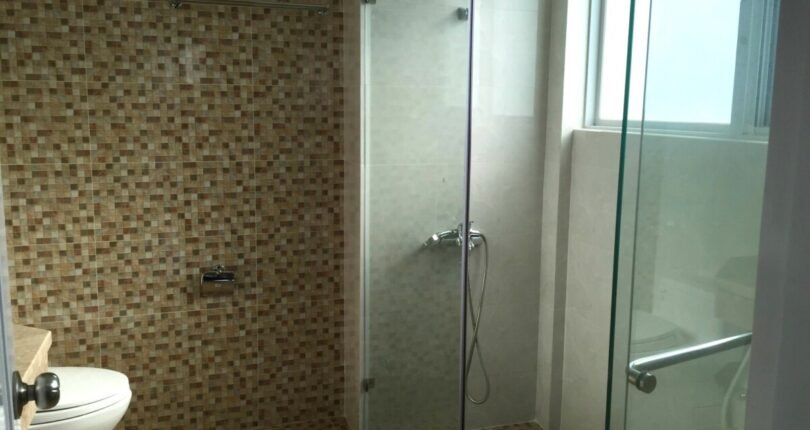 toilet trong can ho ban 810x430 - Giá mua bán căn hộ 3 phòng ngủ số 04 Block L Chung cư Happy Valley Quận 7 T7/2024