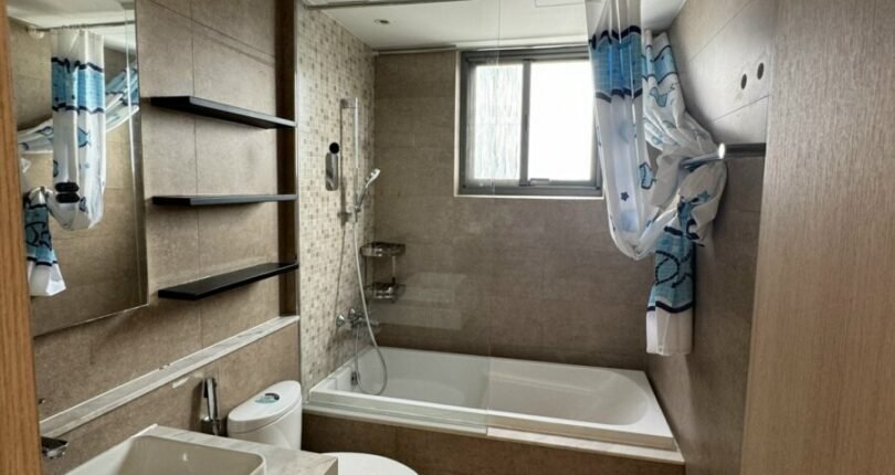 toilet trong phong ngu co bon tam nam 810x430 - Bán gấp căn hộ 3 phòng ngủ số 04 Block C lầu cao, view sông, Chung cư Riverpark Premier Quận 7