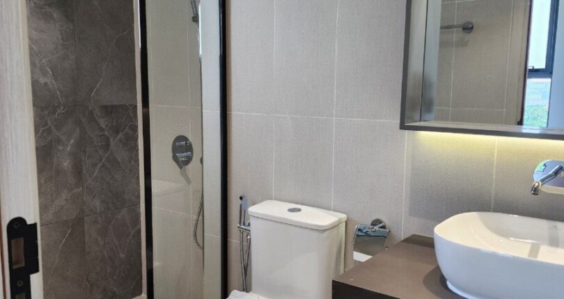 tollet can ho cho thue 6 810x430 - Cho thuê căn góc, 02pn, chung cư Cardinal , 76m2, giá 1.300usd/tháng, bao gồm phí quản lý căn hộ.