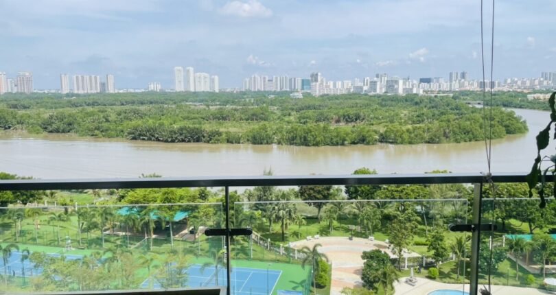 view ban cong can ho truc dien song 810x430 - Giảm giá bán gấp căn hộ Riverside Residence block C view sông 147m2 giá còn 9.9 tỷ