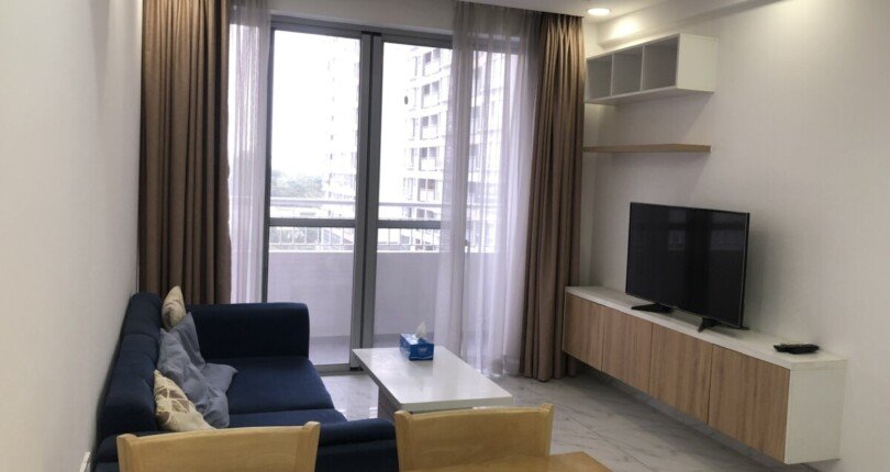 Cho thue can ho chung cu Scenic Valley 1 Phong khach nhin tu cua chinh 810x430 - Cần cho thuê gấp căn hộ chung cư Scenic Valley 1, 80m2, 02pn , giá 20tr/tháng, view hồ bơi.