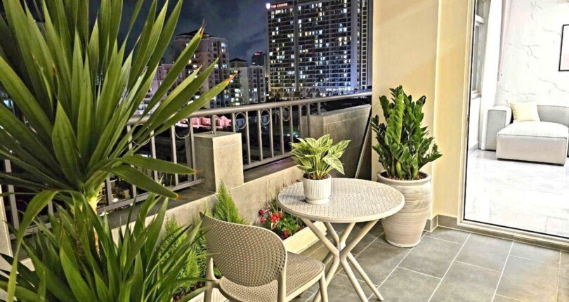 ban cong can ho ban 810x430 - Giá mua bán căn hộ 3pn Block A Chung cư Cảnh Viên 3 Quận 7 T8/2024