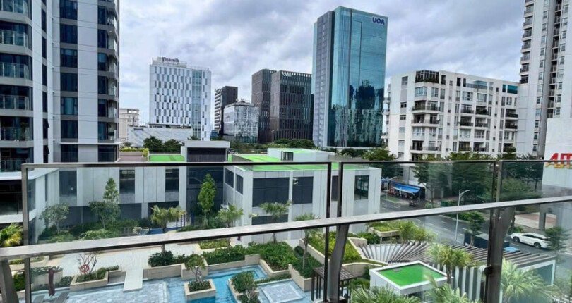 ban cong can ho truc dien ho boi noi khu 810x430 - Giá mua bán căn hộ 2pn tầng sân vườn chung cư Cardinal Court Phú Mỹ Hưng Quận 7 T9/2024