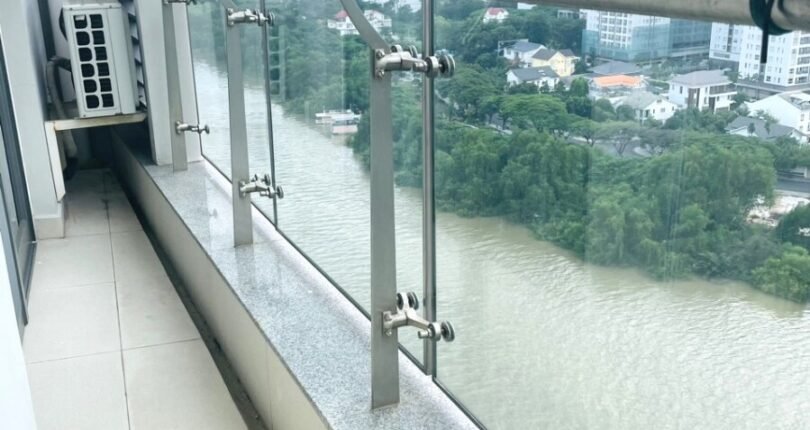 ban cong can ho truc dien song 810x430 - Giá cho thuê căn hộ 3pn Block C Chung cư Riverpark Premier Quận 7 T8/2024