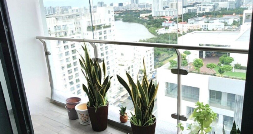 ban cong phong khach 1 810x430 - Giá mua bán căn hộ 2pn số 03 Block A Chung cư The Antonia Phú Mỹ Hưng Quận 7 T8/2024