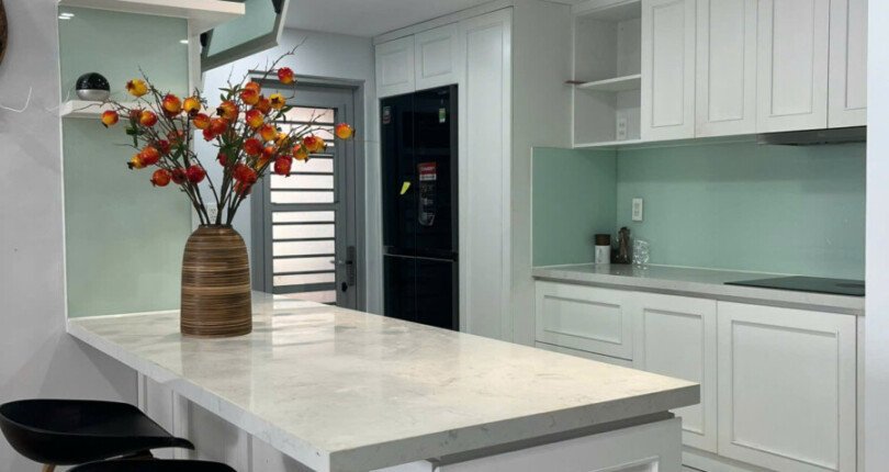 bep can ho ban 7 810x430 - Cần bán căn hộ 151m2 chung cư Scenic Valley 1, 04PN, giá 10,5 tỷ, nội thất đầy đủ.