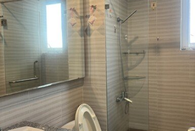 can-canh-toilet-day-du-thiet-bi