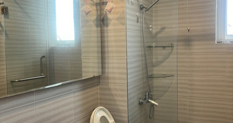 can canh toilet day du thiet bi 810x430 - Giá mua bán căn hộ 2pn Block A Chung cư Riverside Residence Quận 7 T8/2024