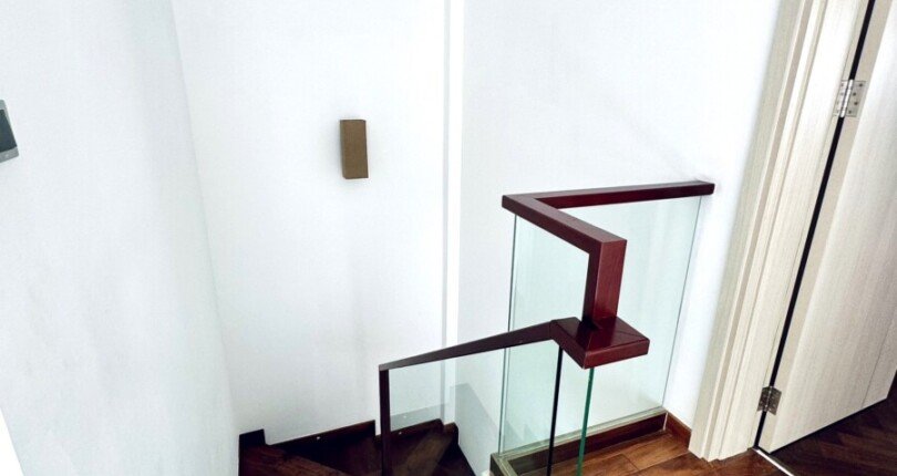 cau thang len lau 1 810x430 - Giá mua bán căn hộ Duplex 4pn Block O Chung cư Happy Valley Premier Quận 7 T8/2024