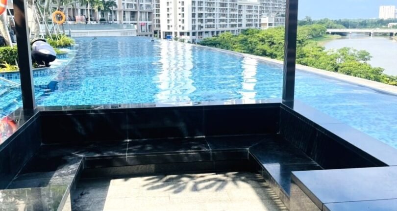 ho boi midtown m8 810x430 - Giá mua bán cặp 2 căn hộ thông nhau 4pn Tháp A Chung cư Midtown Phú Mỹ Hưng Quận 7 T8/2024