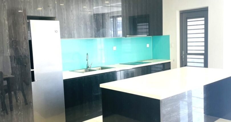 khong gian bep rong rai 810x430 - Giá cho thuê căn hộ 3pn Block C Chung cư Riverpark Premier Quận 7 T8/2024