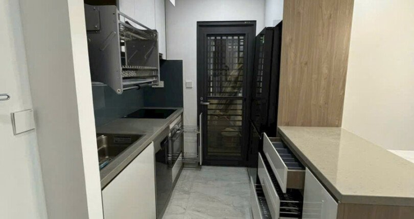 khong gian bep trong can ho ban 810x430 - Giá mua bán căn hộ 2pn tầng sân vườn chung cư Cardinal Court Phú Mỹ Hưng Quận 7 T9/2024