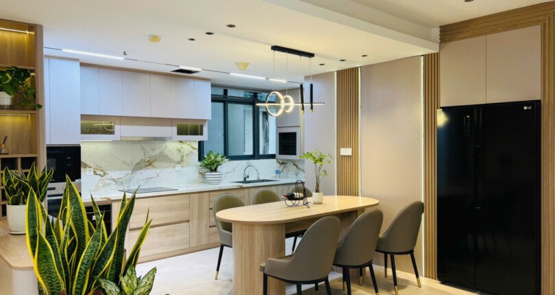 khong gian bep va phong an rong rai 1 810x430 - Giá mua bán căn hộ 3pn tòa T3 Chung cư Riviera Point Quận 7 T9/2024