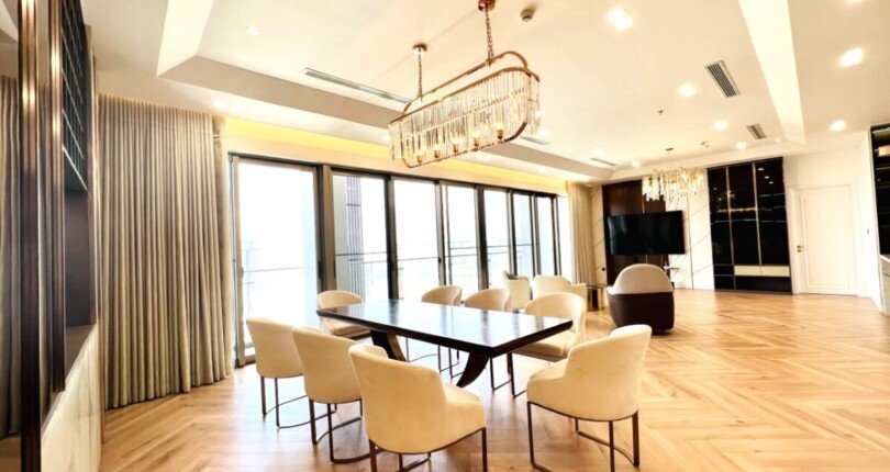khong gian phong an va phong khach 810x430 - Giá mua bán Penthouse The Peak Phú Mỹ Hưng Quận 7 T8/2024 diện tích 309m2 giá 50 tỷ