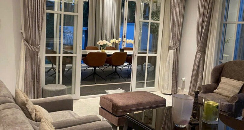 khong gian phong khach sang trong 810x430 - Giá mua bán nhà nguyên căn Khu biệt thự Phú Gia Quận 7 T8/2024