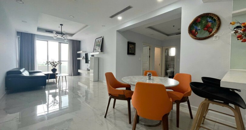 phong khach can ho ban 26 810x430 - Cần bán căn hộ 151m2 chung cư Scenic Valley 1, 04PN, giá 10,5 tỷ, nội thất đầy đủ.