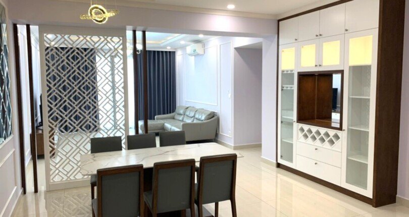 phong khach can ho ban 8 810x430 - Giá mua bán căn hộ 3pn vị trí B06 Chung cư Riverpark Premier Phú Mỹ Hưng T8/2024