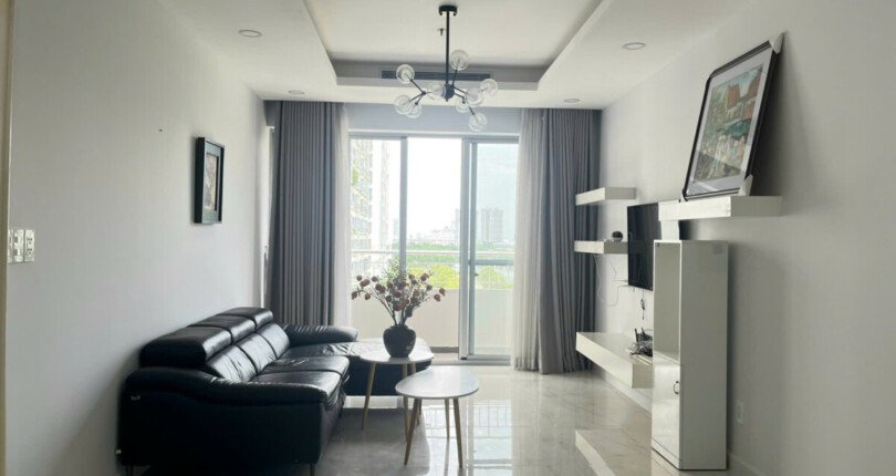 phong khach can ho ban rong 810x430 - Cần bán căn hộ 151m2 chung cư Scenic Valley 1, 04PN, giá 10,5 tỷ, nội thất đầy đủ.