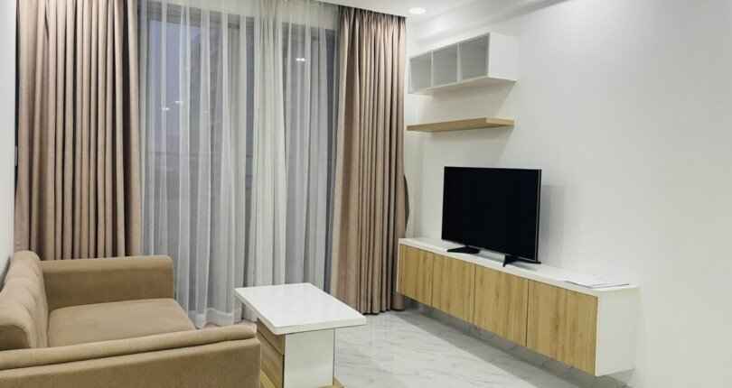 phong khach can ho cho thue rong 810x430 - Cần cho thuê gấp căn hộ chung cư Scenic Valley 1, 80m2, 02pn , giá 20tr/tháng, view hồ bơi.