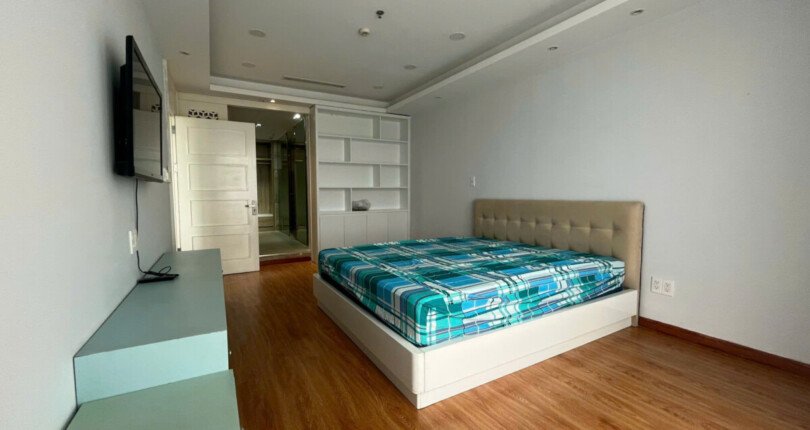 phong ngu can ho ban 14 810x430 - Cần bán căn hộ 151m2 chung cư Scenic Valley 1, 04PN, giá 10,5 tỷ, nội thất đầy đủ.
