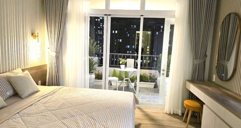 phong ngu lien ke ban cong 810x430 - Giá mua bán căn hộ 3pn Block A Chung cư Cảnh Viên 3 Quận 7 T8/2024