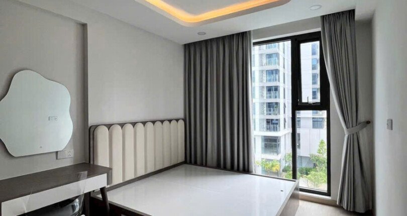 phong ngu master rong rai 810x430 - Giá mua bán căn hộ 2pn tầng sân vườn chung cư Cardinal Court Phú Mỹ Hưng Quận 7 T9/2024