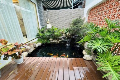 san-vuon-ho-ca-koi-trong-nha-biet-thu-ban