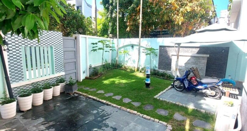 san vuon truoc rong rai 810x430 - Giá cho thuê nhà Biệt thự nguyên căn có hồ bơi khu Nam Thông 2c Phú Mỹ Hưng Quận 7 T8/2024