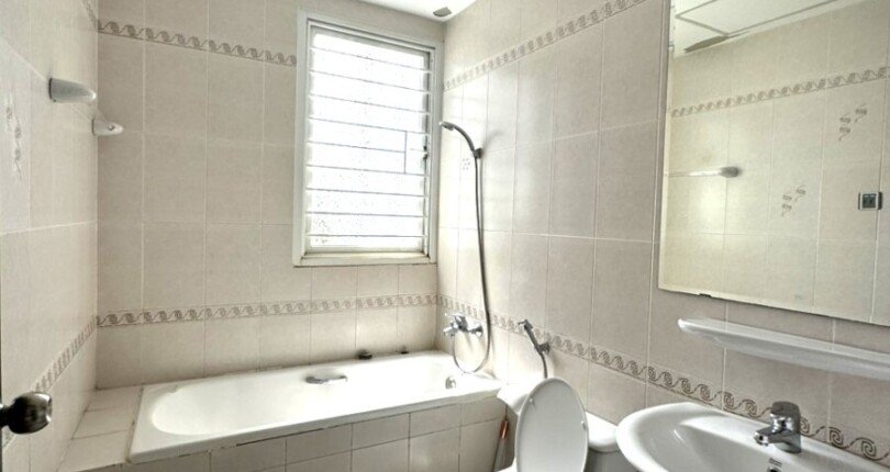 toilet co bon tam nam 810x430 - Giá mua bán căn hộ 2pn lầu 19 Chung cư Phú Mỹ đường Hoàng Quốc Việt Quận 7 T8/2024