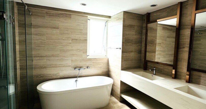 toilet co bon tam rong rai 810x430 - Giá mua bán căn hộ Duplex 4pn Block O Chung cư Happy Valley Premier Quận 7 T8/2024