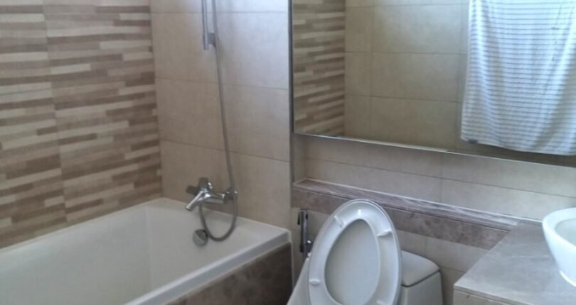 toilet day du thiet bi 810x430 - Giá mua bán căn hộ 2pn Block A Chung cư Urban Hill đường Nguyễn Văn Linh Quận 7 T8/2024