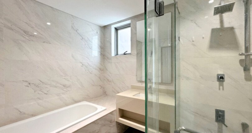 toilet day du thiet bi co bon tam nam 810x430 - Giá mua bán căn hộ 2pn block D Chung cư Midtown Phú Mỹ Hưng Quận 7 T8/2024