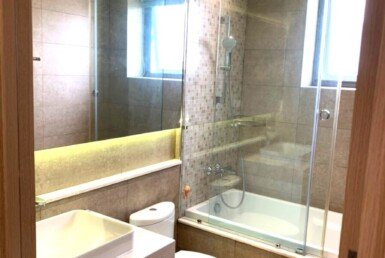 toilet-phong-ngu-lon-co-bon-tam-nam