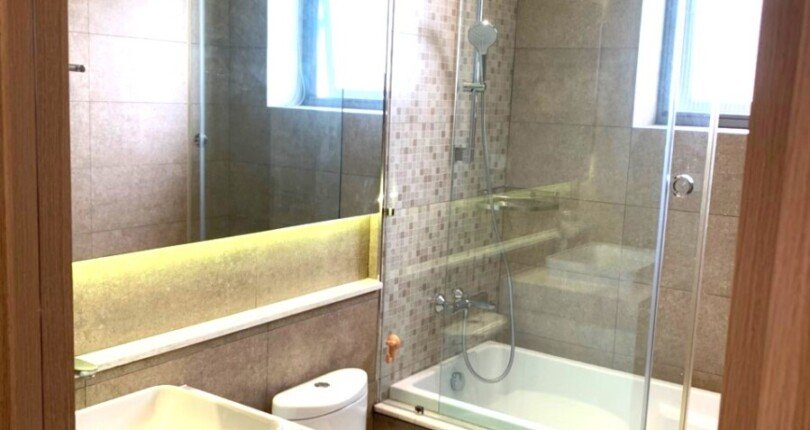 toilet phong ngu lon co bon tam nam 810x430 - Giá mua bán căn hộ 3pn vị trí B06 Chung cư Riverpark Premier Phú Mỹ Hưng T8/2024