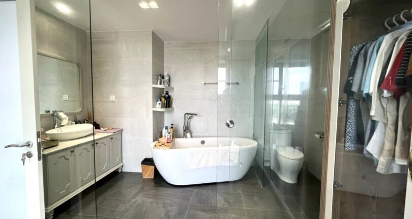 toilet phong ngu master 810x430 - Giá mua bán căn hộ 3pn số 03 Block B Chung cư Riverpark Premier Quận 7 T8/2024