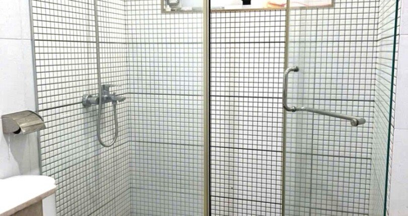 toilet trong can ho ban 1 810x430 - Giá mua bán căn hộ 3pn diện tích 135m2 Block A Chung cư Happy Valley Quận 7 T8/2024