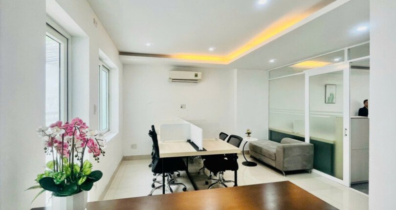 van phong day du ban ghe may lanh san sang lam viec 810x430 - Giá cho thuê văn phòng nhỏ đường nội khu Phú Mỹ Hưng Quận 7 T8/2024