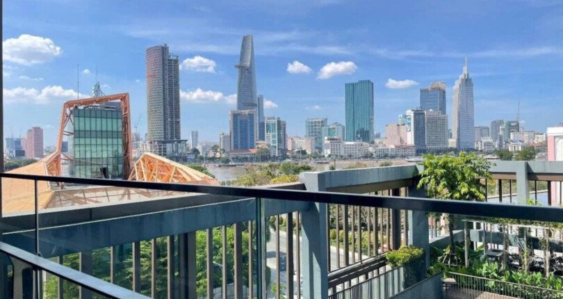 view ban cong phong khach 2 810x430 - Giá mua bán căn hộ 2pn Chung cư Empire City Thủ Thiêm T8/2024