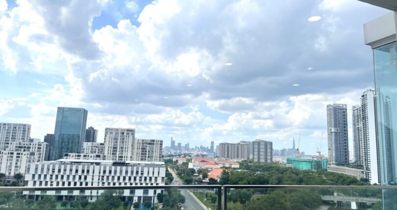 view ban cong phong khach 810x430 - Giá mua bán cặp căn hộ 4pn Chung cư Midtown The Peak m8 Quận 7 T8/2024