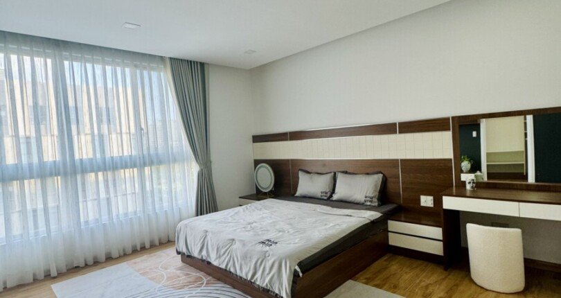 z5735980561086 85a881bf5a2b700b42970e001bed20bf 810x430 - Chủ gửi bán Duplex Star Hill 151m2, 3 phòng ngủ, full nội thất 100%, sẵn ô xe