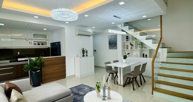 z5735980561134 8f6c950395d1b3439286af5eca01c5bf 810x430 - Chủ gửi bán Duplex Star Hill 151m2, 3 phòng ngủ, full nội thất 100%, sẵn ô xe